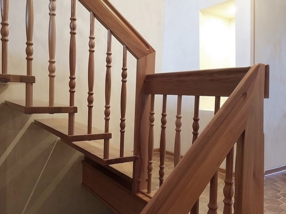 Балясины сбоку тетивы