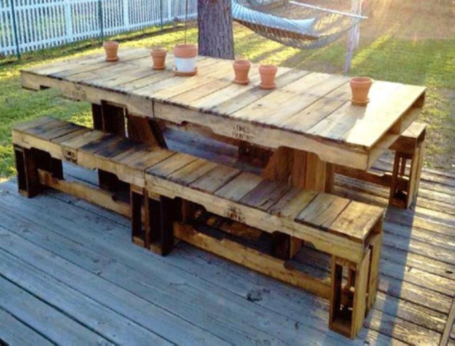 Стол из поддонов уличный