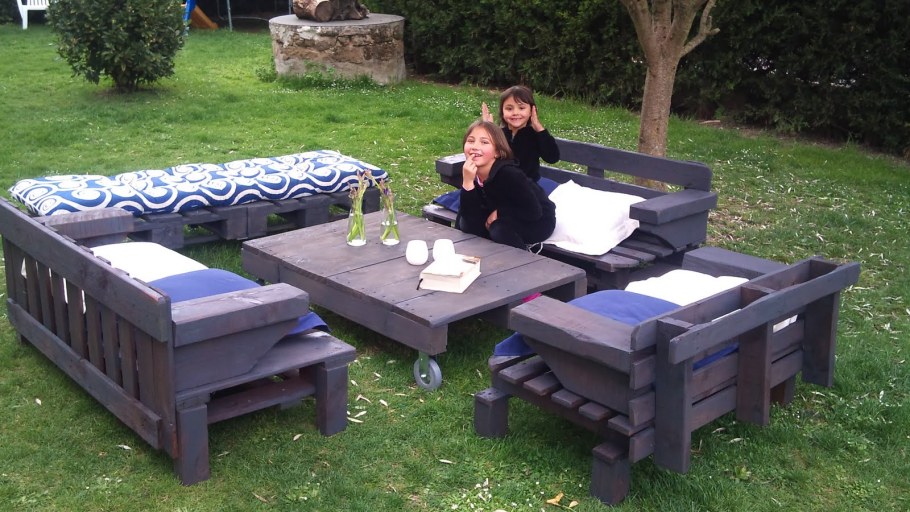 Стол из поддонов на природе