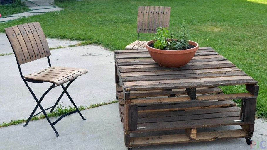 Столик из паллетов для двора