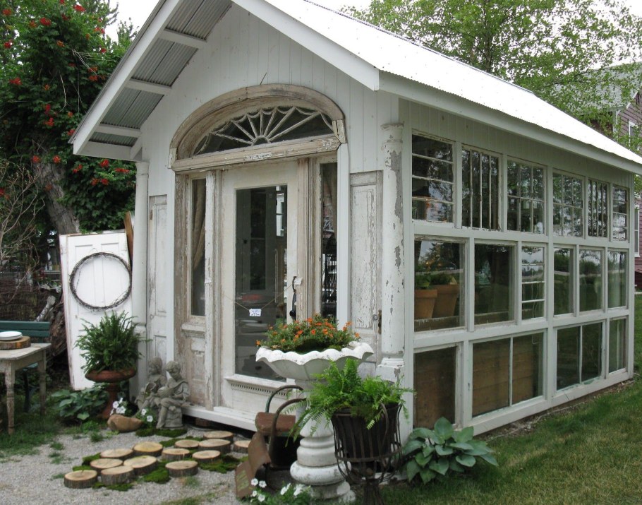 Беседка из старых рам