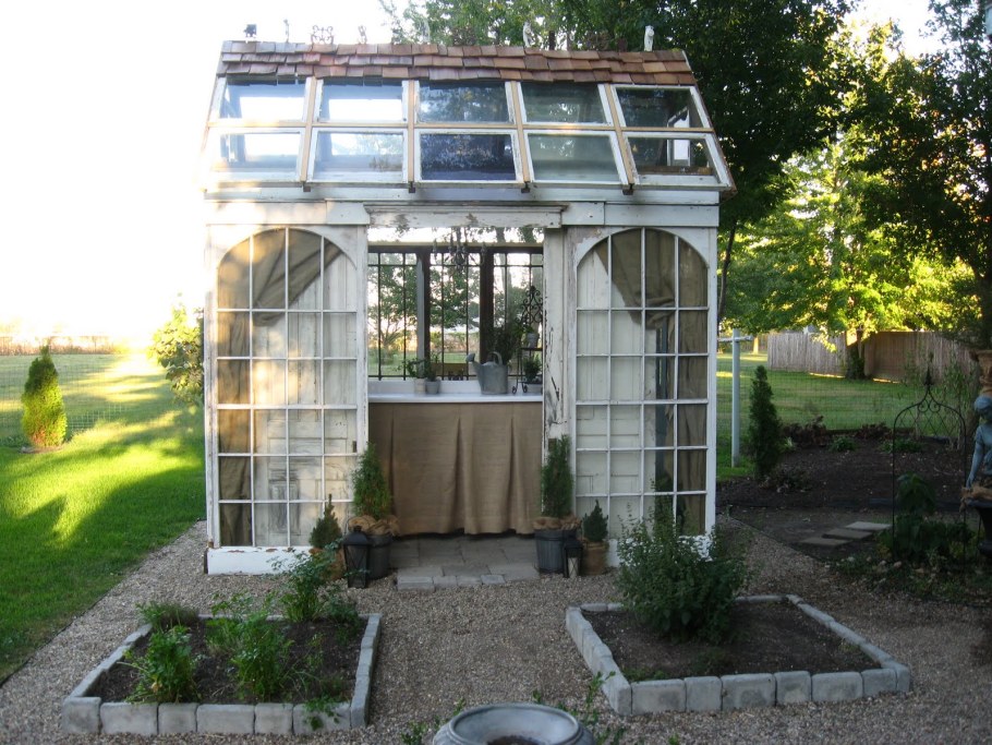 Беседка из старых оконных рам