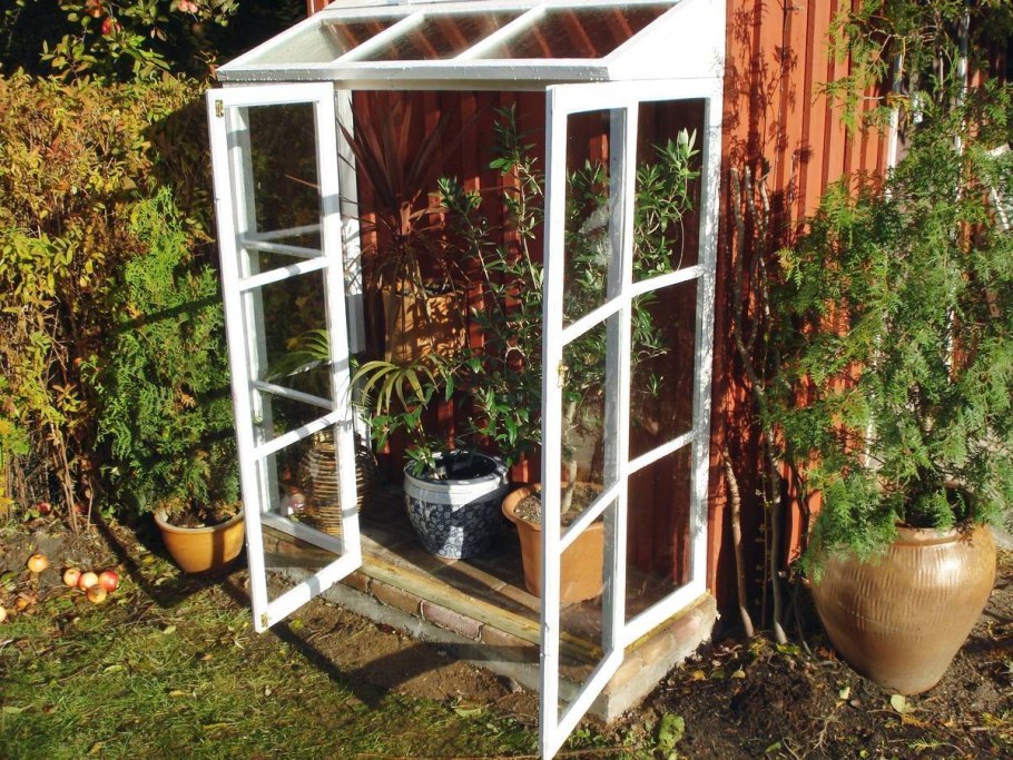 Теплица из старых дверей