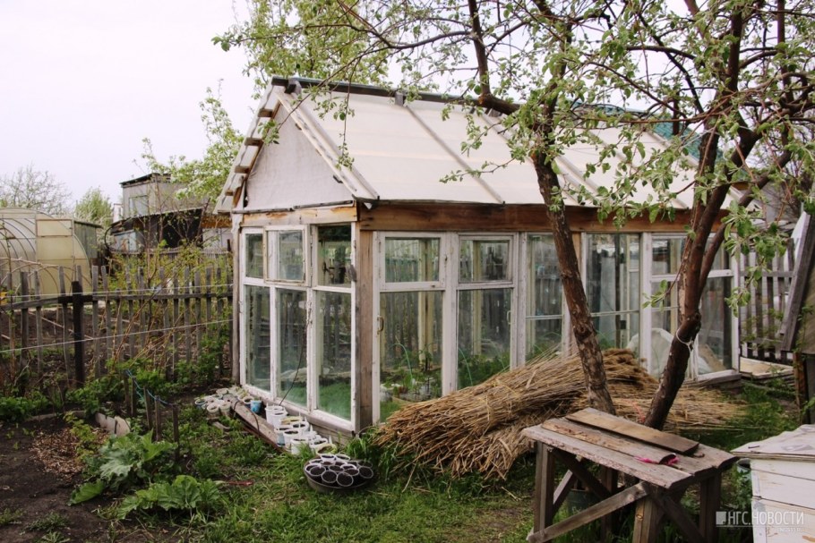 Беседка из оконных рам на даче