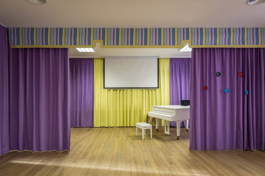 Шторы в музыкальный зал детского сада