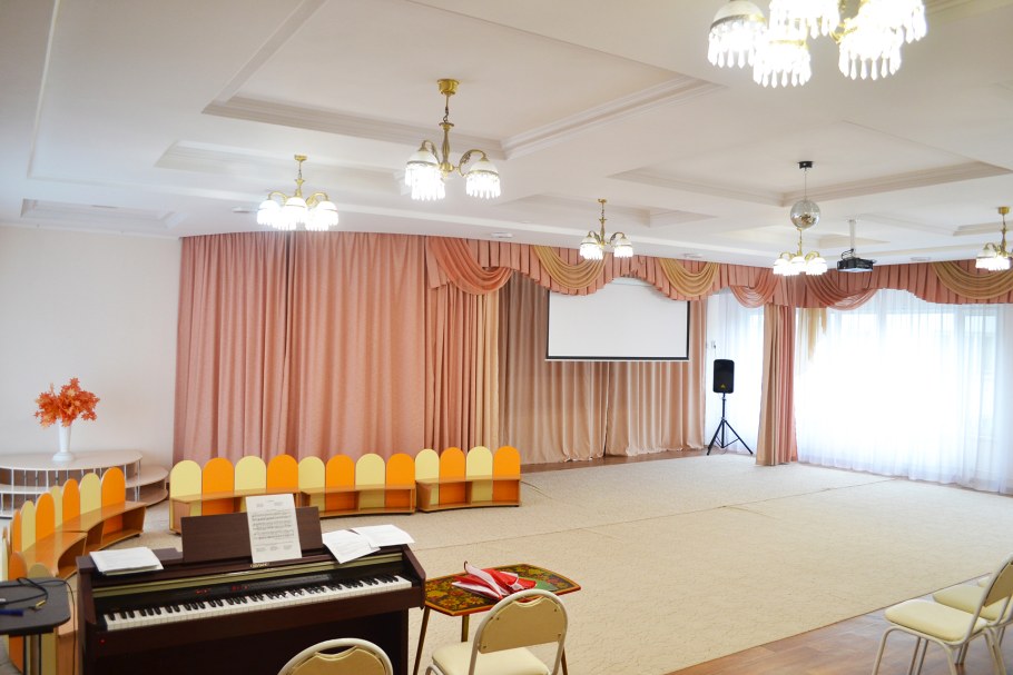 Современный музыкальный зал в детском саду