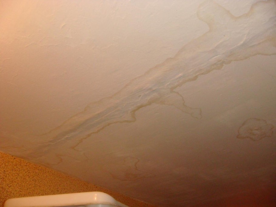 Разводы на потолке после затопления