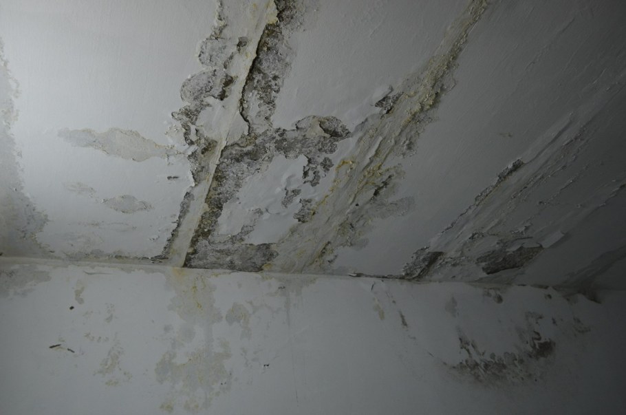 Течет с потолка