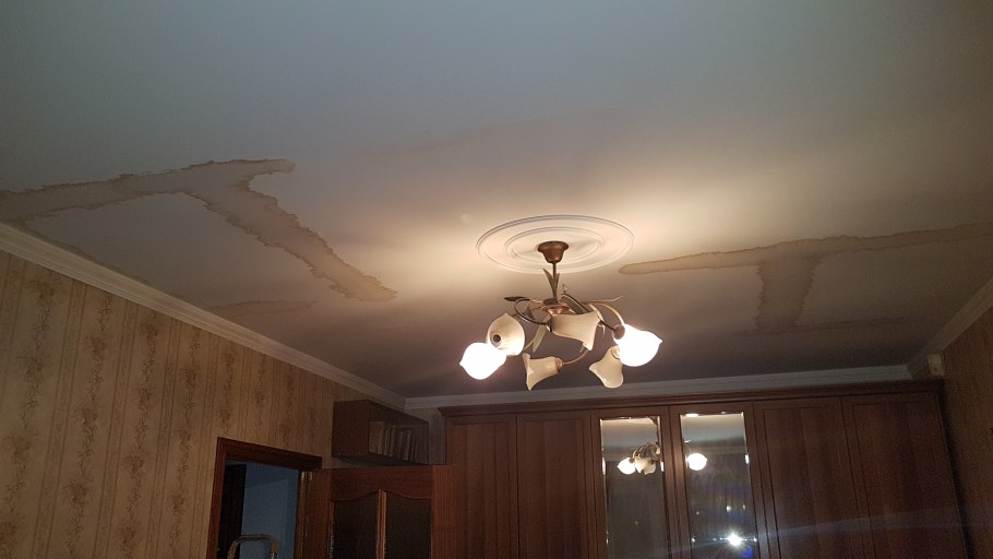 Старый потолок с балками побеленный