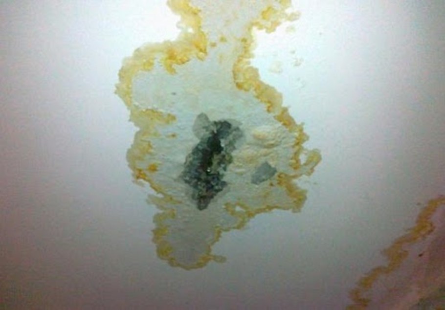 Пятна на потолке от протечки