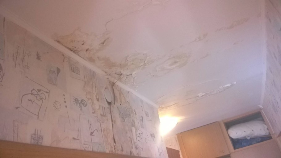 Пятна на натяжном потолке после затопа