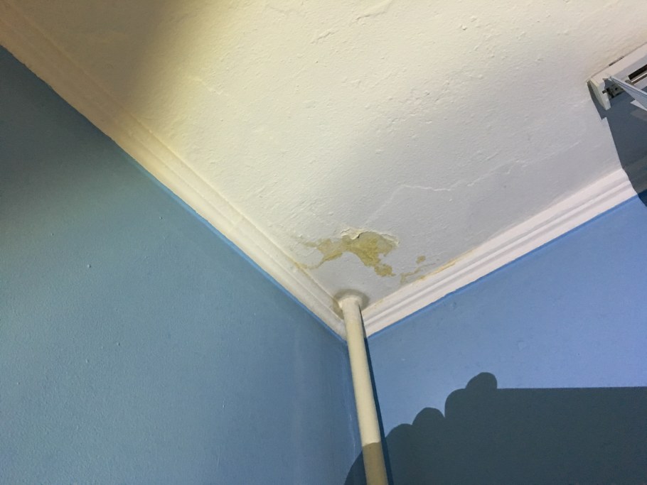 Затопили гипсокартонный потолок