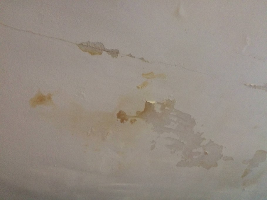 Подтеки на потолке