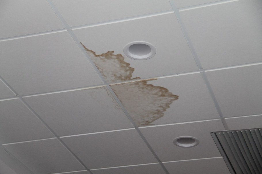 Протечка потолка в ванной