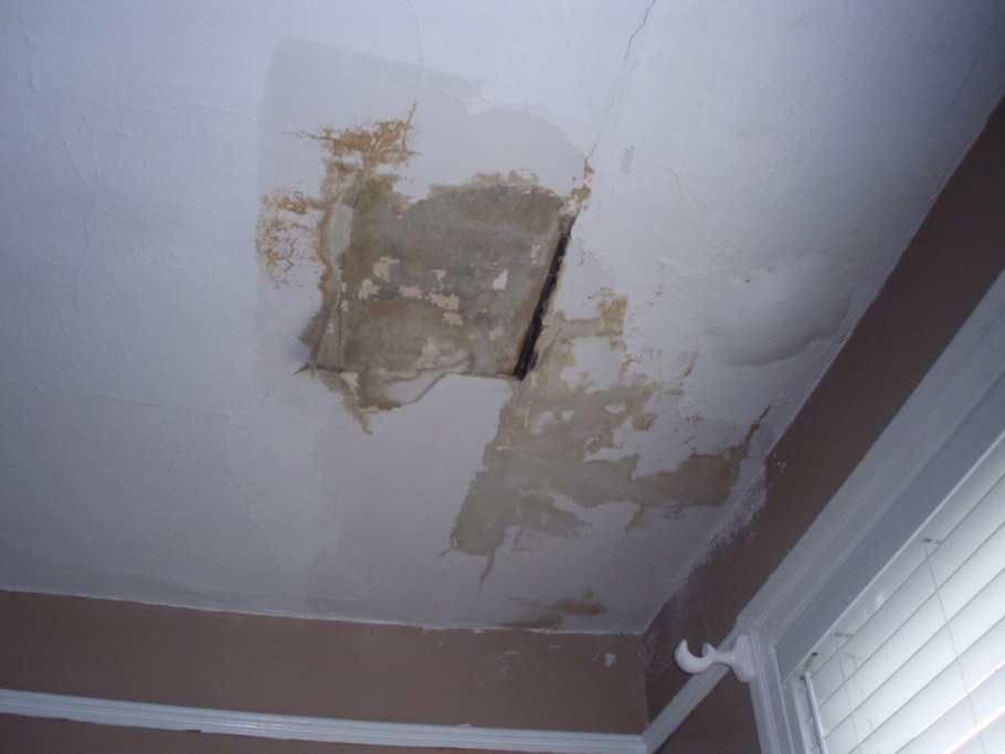 Потолок после протечки