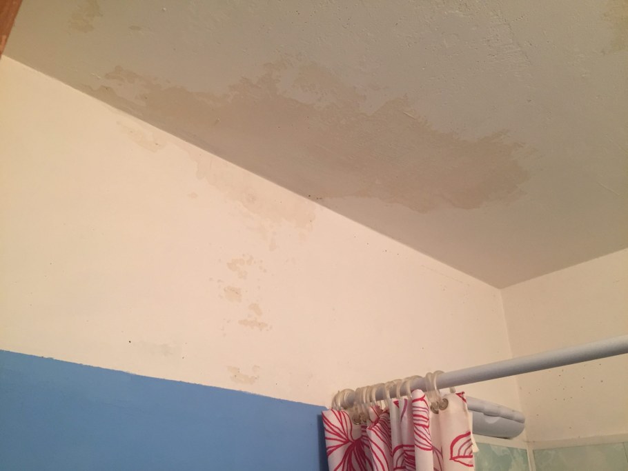 Желтые разводы на потолке