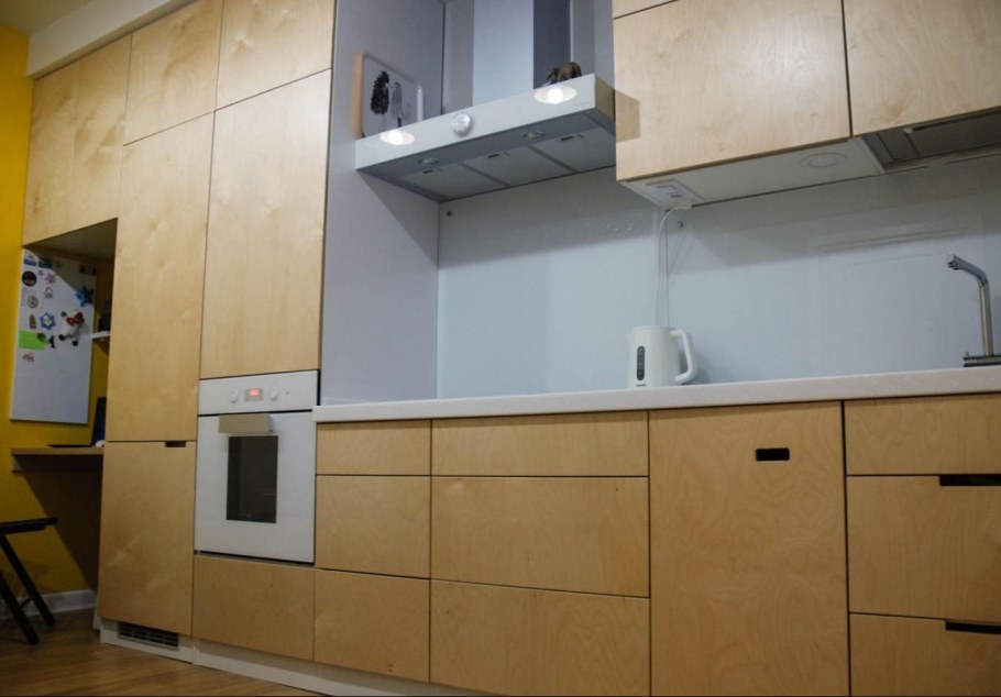 Стильная кухня из фанеры