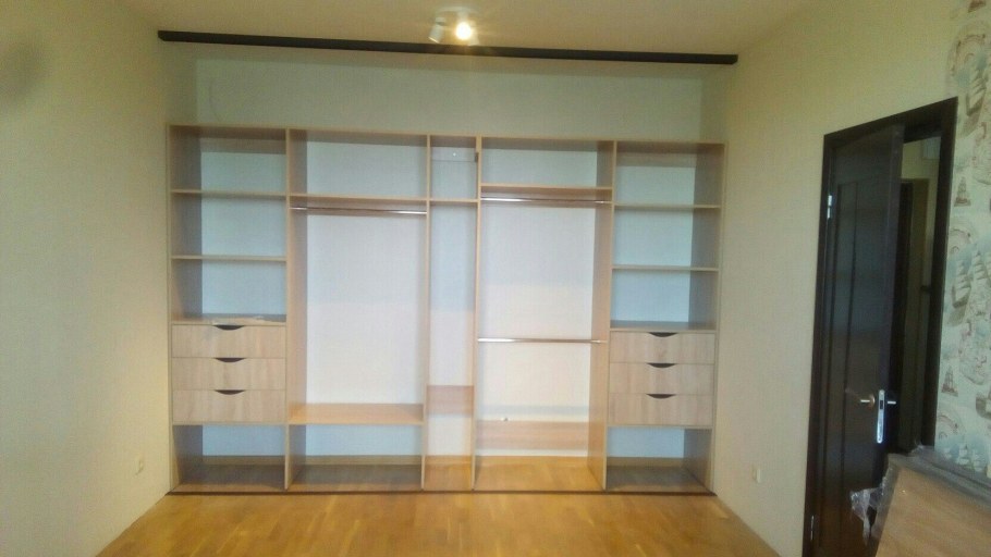 Встроенные шкафы-купе в гостиную внутри