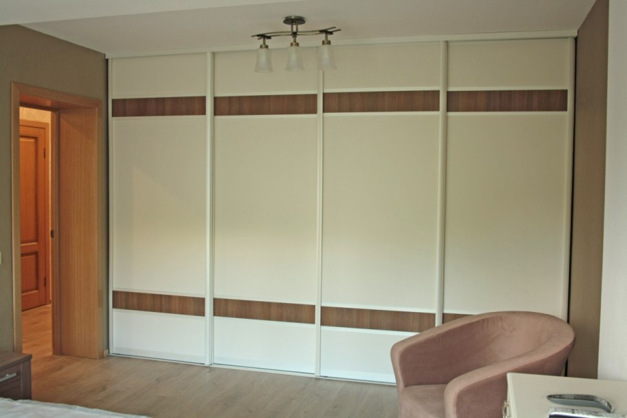 Шкаф встроенный в стену