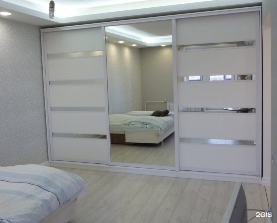 Встроенный шкаф-купе в спальню с зеркалом