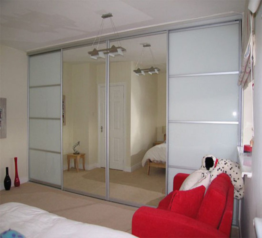 Шкаф-купе в гостиную с зеркалом