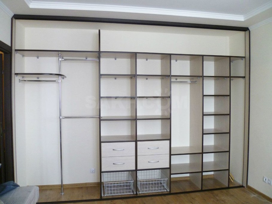 Встроенные шкафы купе внутри