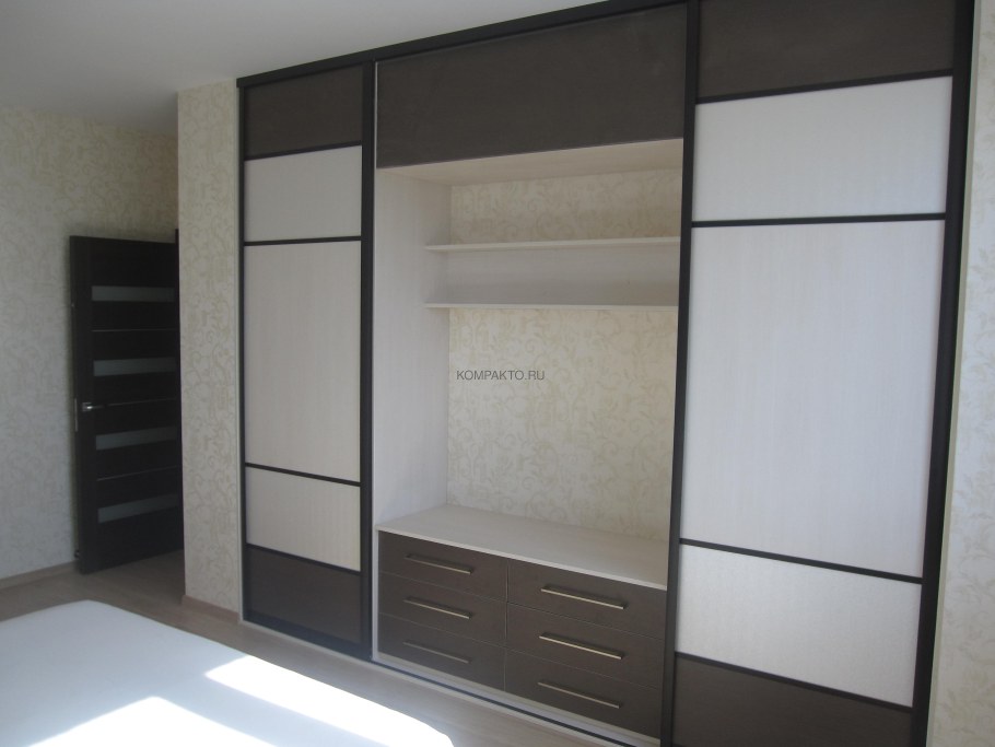 Шкаф купе с нишей под телевизор в спальню