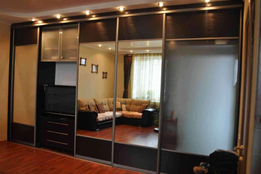 Встроенный шкаф купе в зал