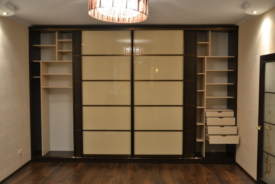 Большой встроенный шкаф купе в гостиную
