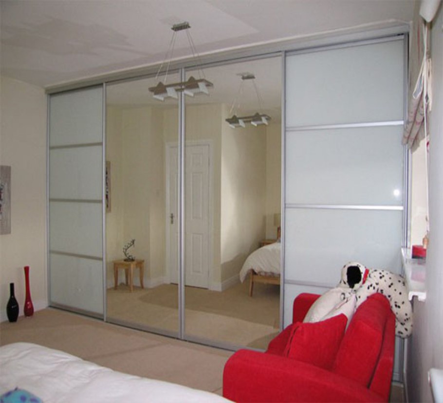 Встроенный шкаф купе с двумя зеркальными дверями