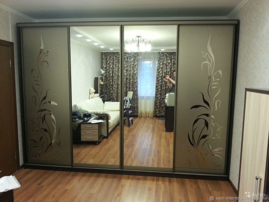 Шкаф купе с четырьмя дверями