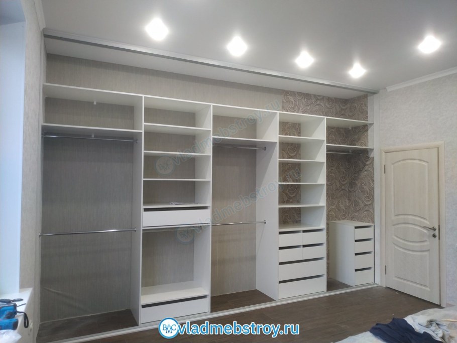 Шкаф-купе в зал на всю стену