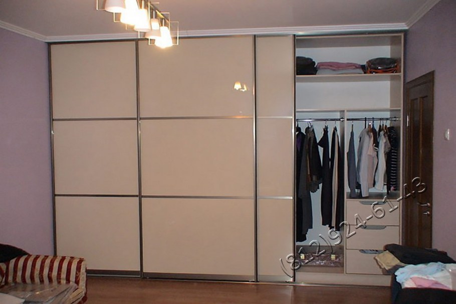 Шкаф-купе на всю стену в зал 3 метра