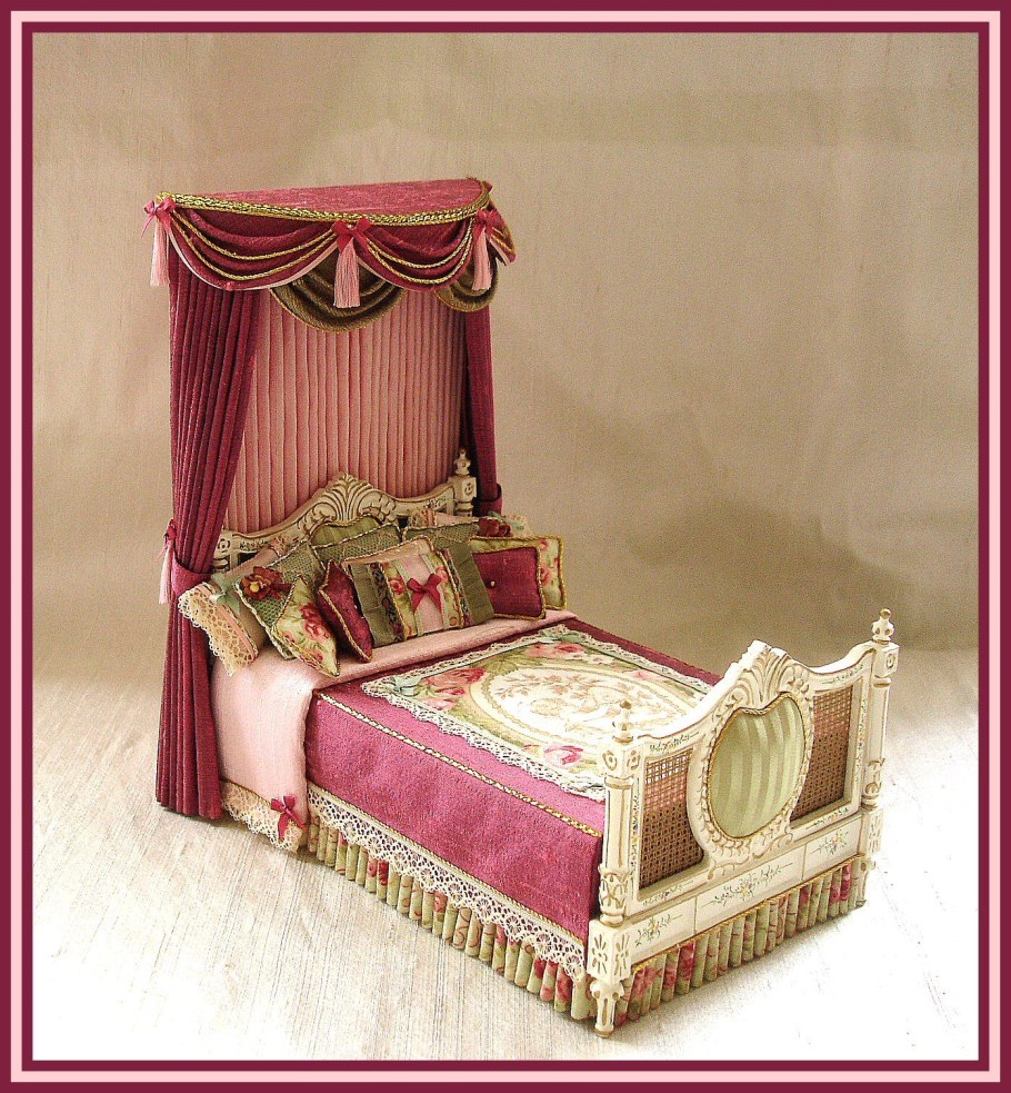 Кровать для кукольного домика