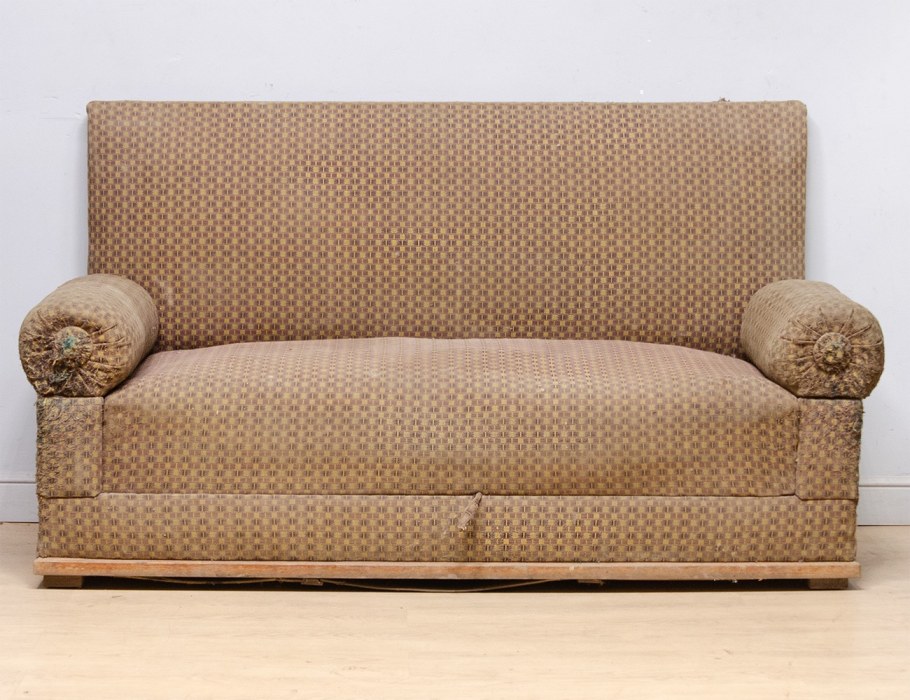Советские диваны с деревянными подлокотниками