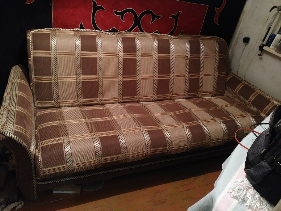 Диван зеленый старый