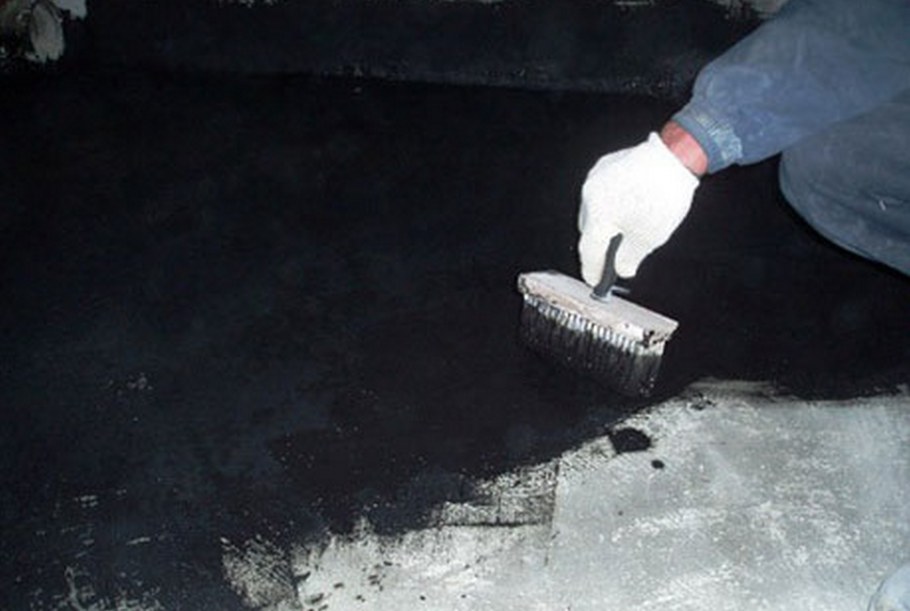 Укладка плитки на гидроизоляцию в ванной на стену