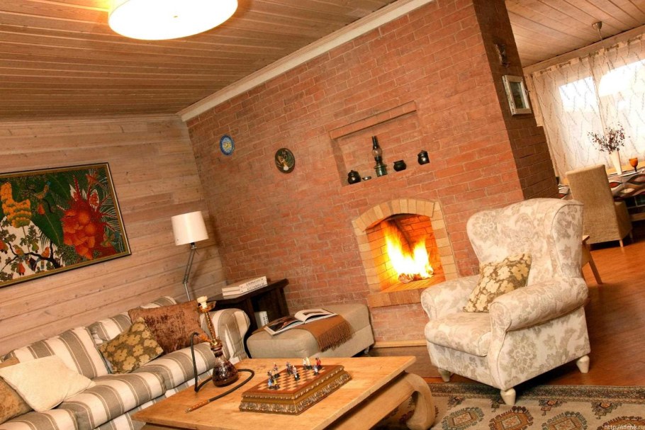 Каминин в деревяном доме