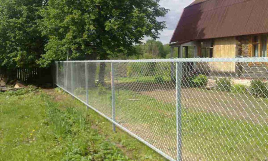 Ограждение из сетки рабицы