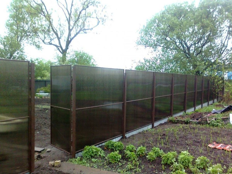 Комбинированный забор из профнастила и сетки рабицы