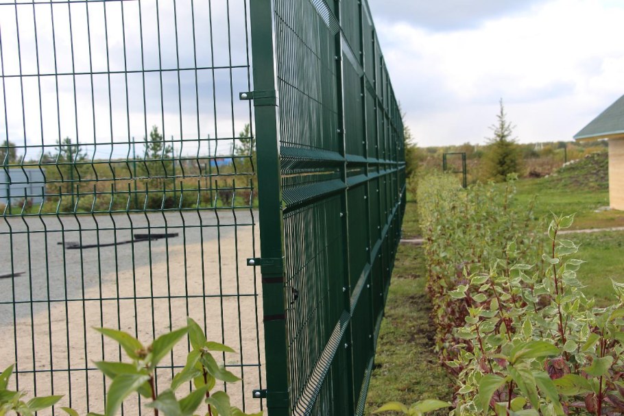 Забор из сетки рабицы на даче
