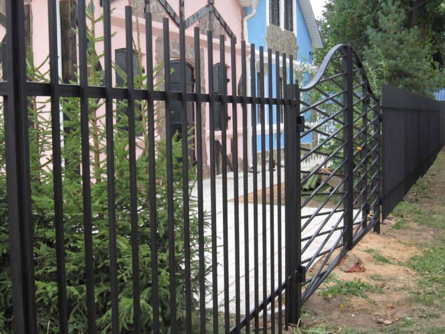 Забор из уголка и сетки