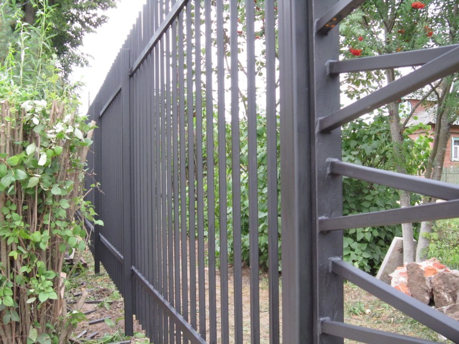 Металлические заборы для дачи
