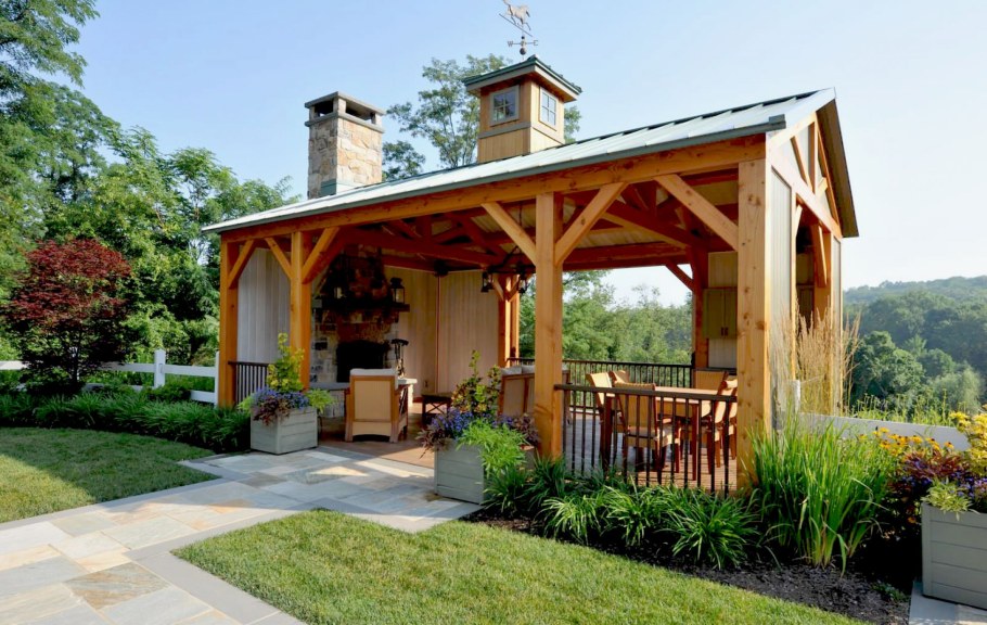 Беседка с барбекю в стиле Шале