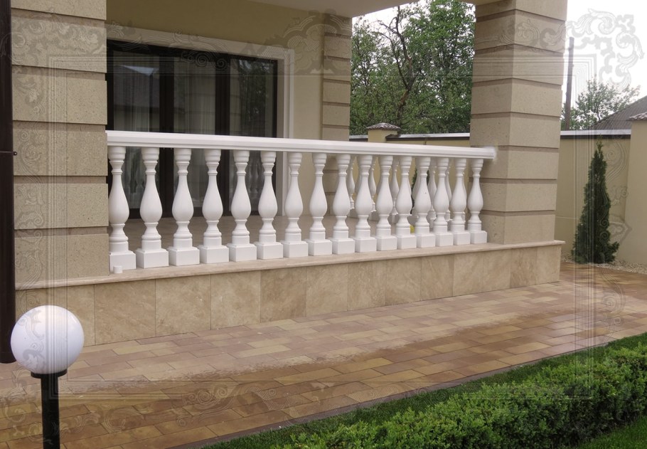 Балкон с балясинами