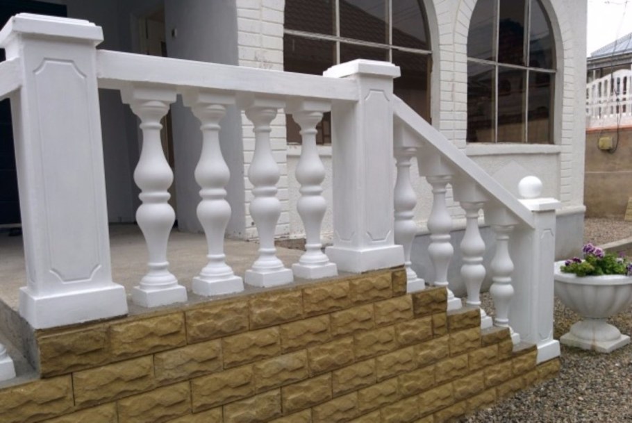 Балкон с балясинами