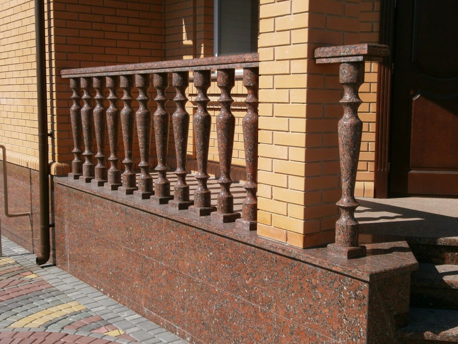 Ограждение из балясин с перилами