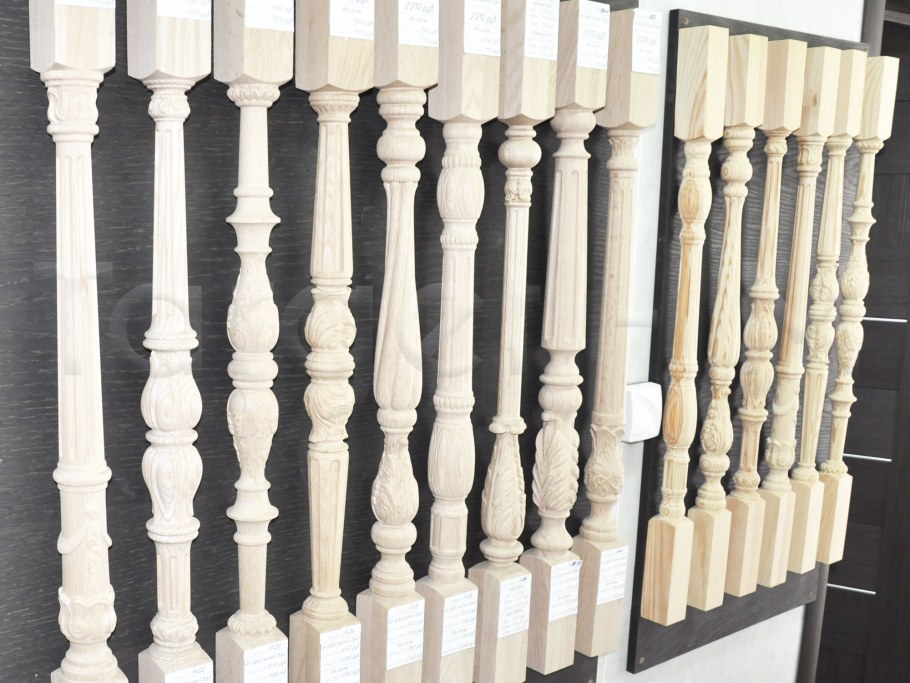 Белая деревянная лестница