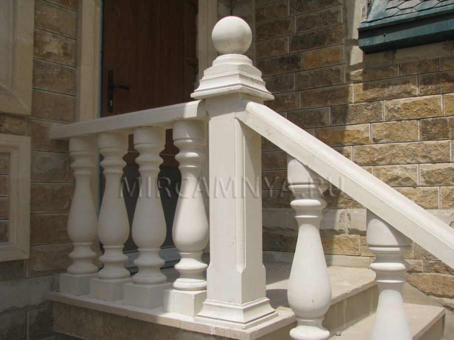 Лестница на второй этаж с балясинами