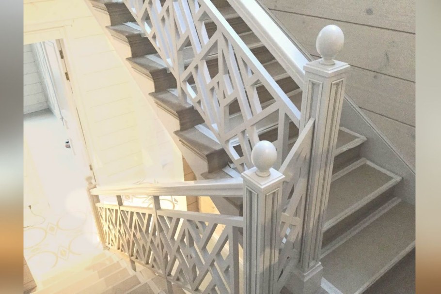 Маленькая гостиная с лестницей